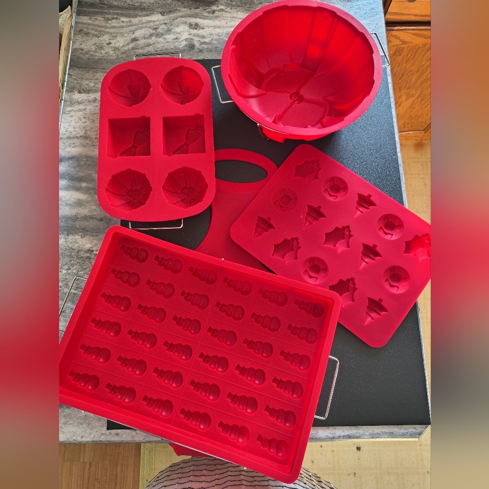 Holiday Silicone Bakeware Set With Racks - Picture 2 of 16